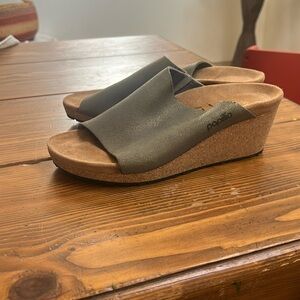Near new Papillio Wedges